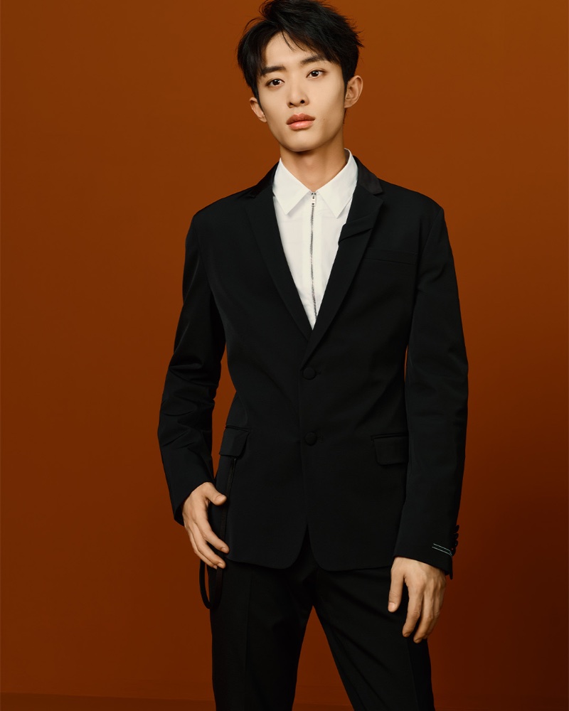 Donning an elegant suit, Bai Yufan stars in the 2023 Prada Lunar New Year campaign. » Memories of Beauty: Cai Xukun & Bai Yufan Front Prada Campaign Donning an elegant suit, Bai Yufan stars in the 2023 Prada Lunar New Year campaign.