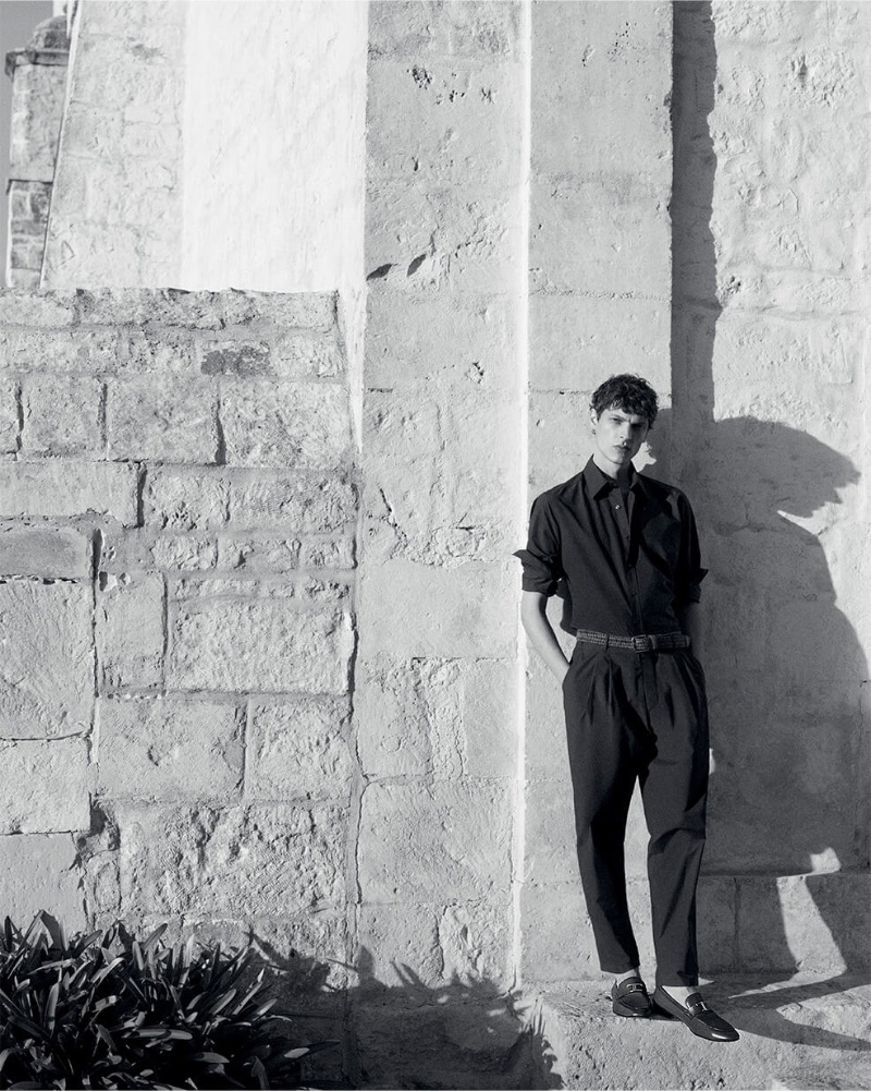 Model Valentin Caron appears in a black-and-white photo for Tod's pre-spring 2023 campaign. » Tod's Delivers Effortless Monochrome Style Model Valentin Caron appears in a black-and-white photo for Tod's pre-spring 2023 campaign.