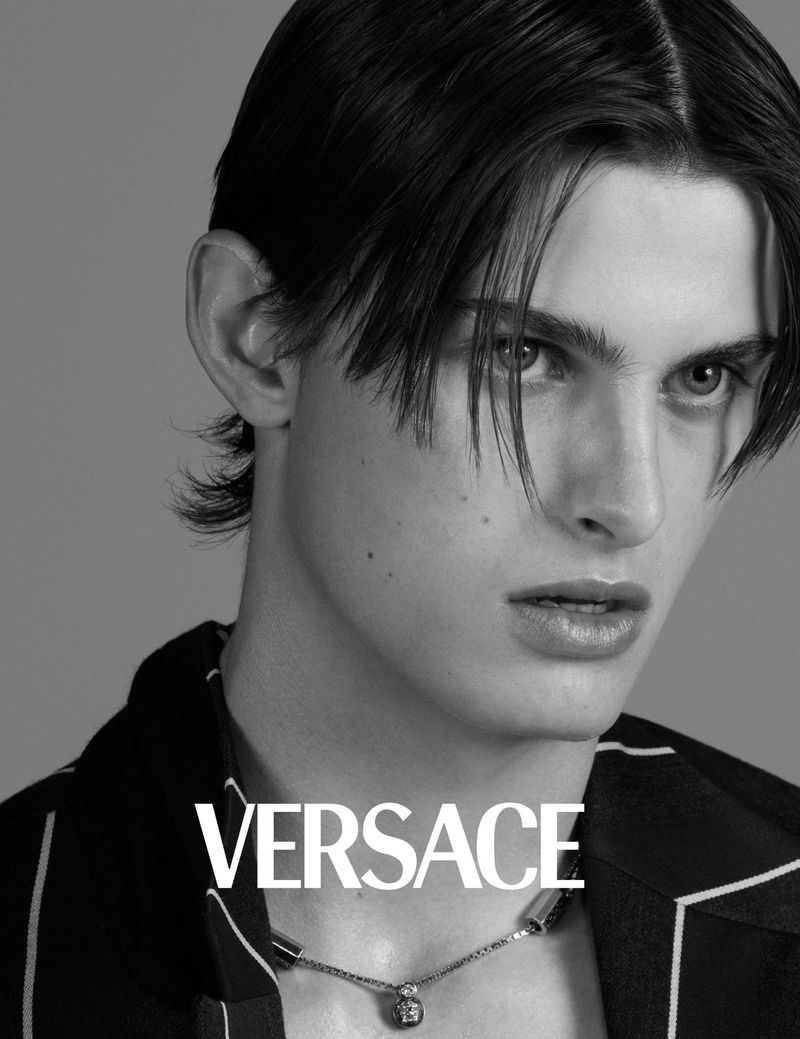 Sporting a curtain haircut, Mark Vanderloo Jr. fronts Versace's spring-summer 2023 men's campaign. » Reunion! Mark Vanderloo & Ivan de Pineda Lead Versace Campaign Sporting a curtain haircut, Mark Vanderloo Jr. fronts Versace's spring-summer 2023 men's campaign.