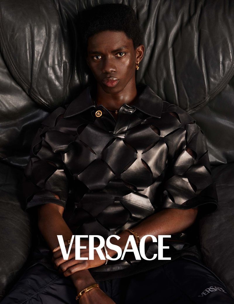 https://www.thefashionisto.com/wp-content/uploads/2023/01/Versace-Men-Spring-Summer-2023-Advertising-Campaign-004.jpg