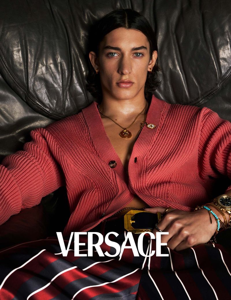 Anthony Thomason stands out in a coral-colored cardigan with wide striped trousers for Versace's spring-summer 2023 campaign. » Reunion! Mark Vanderloo & Ivan de Pineda Lead Versace Campaign Anthony Thomason stands out in a coral-colored cardigan with wide striped trousers for Versace's spring-summer 2023 campaign.