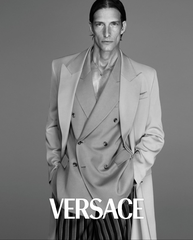 Ivan de Pineda reunites with Versace, donning a double-breasted jacket for its spring-summer 2023 campaign. » Reunion! Mark Vanderloo & Ivan de Pineda Lead Versace Campaign Ivan de Pineda reunites with Versace, donning a double-breasted jacket for its spring-summer 2023 campaign.