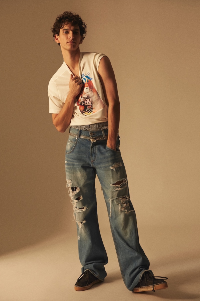 Embracing the baggy jeans trend, Thibaud Charon rocks a Diesel t-shirt with Balmain jeans.