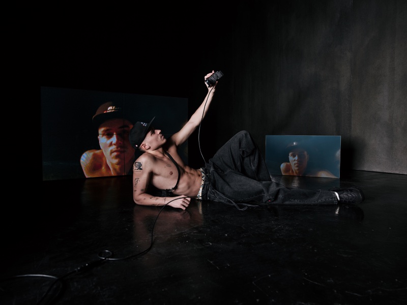 Sporting a cap and baggy jeans, Arón Piper films himself for the Zara RHU collection campaign. » Arón Piper Takes the Spotlight in Rhuigi x Zara RHU Campaign Sporting a cap and baggy jeans, Arón Piper films himself for the Zara RHU collection campaign.