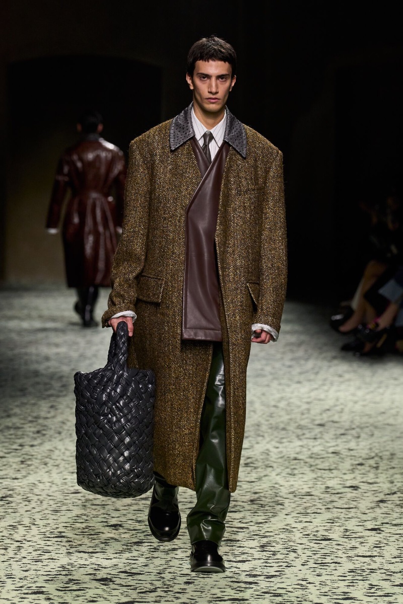 Bottega Veneta Fall 2019 Ready-to-Wear Fashion Show  Sneakers men fashion,  Dress shoes men, Fashion shoes