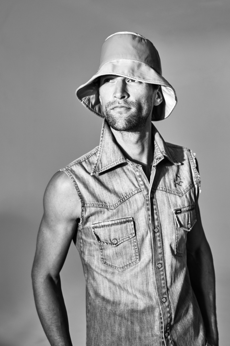 Fabrizio wears bucket hat Pardohats and sleeveless denim shirt Lois. » Free Yourself: Fabrizio Silva Charms in Carefree Style Fabrizio wears bucket hat Pardohats and sleeveless denim shirt Lois.