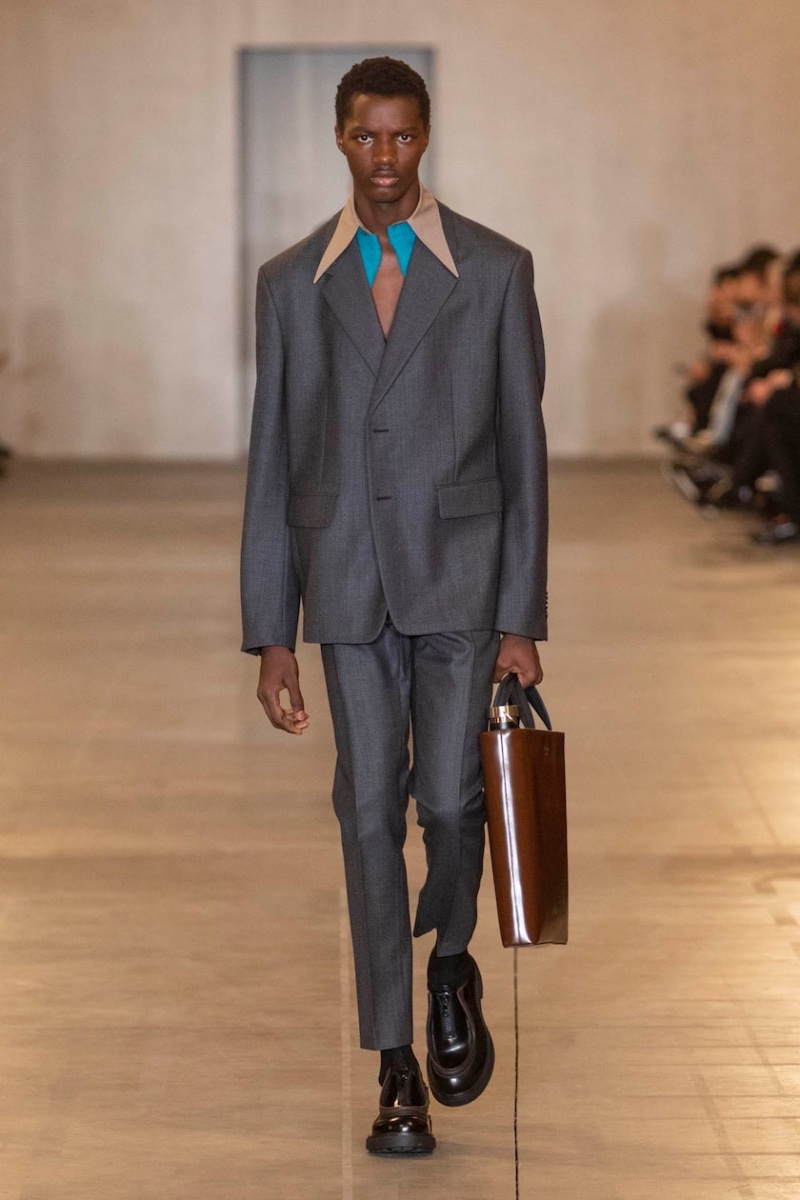 Prada Fall Winter 2023 Men Grey Suit » Fall 2023 Trends for Men to Keep You Stylishly Warm Prada Fall Winter 2023 Men Grey Suit