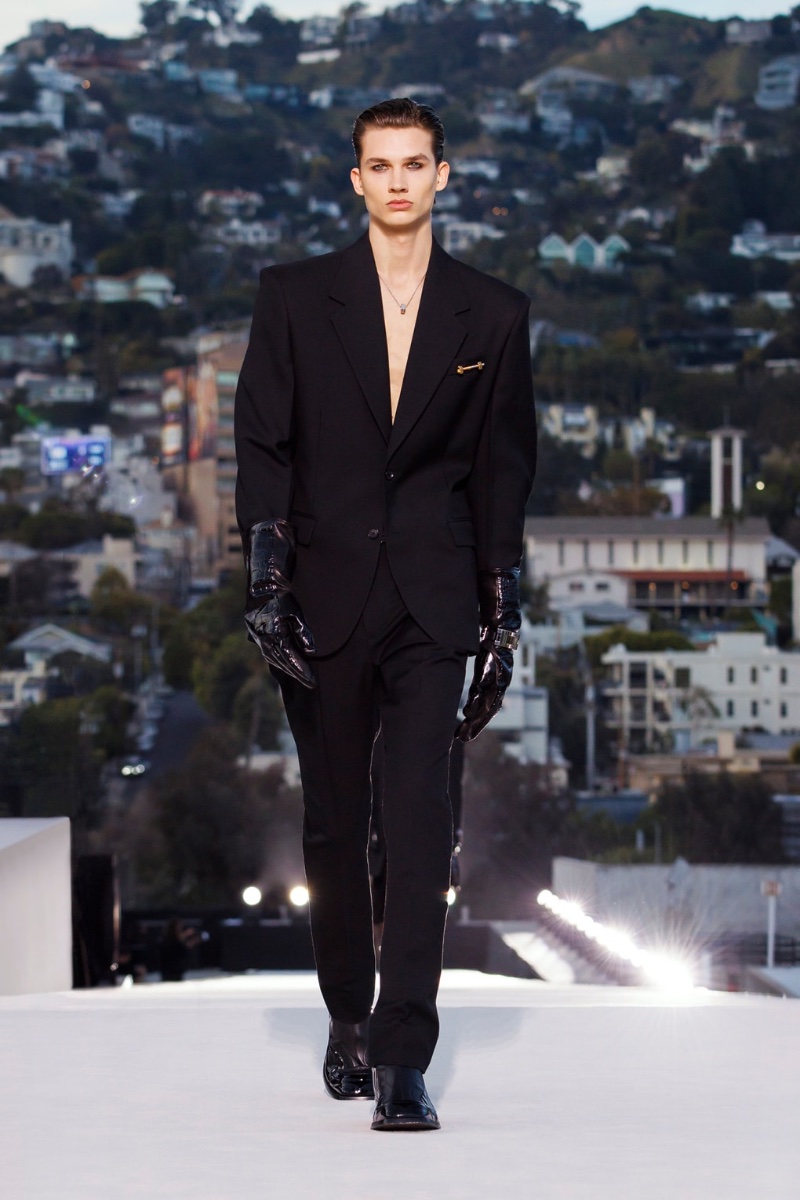Versace Fall Winter 2023 Mens Collection Runway 001