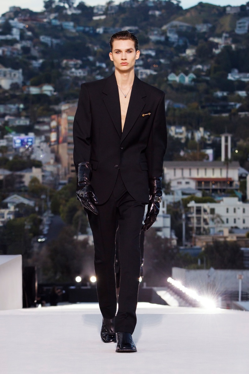 » Versace Fall 2023: A Celebration of the Male Form Versace Fall Winter 2023 Mens Collection Runway 001