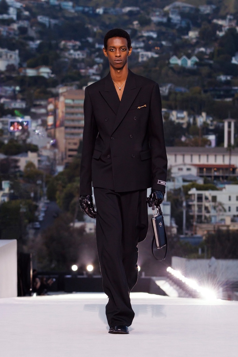 Versace Fall Winter 2023 Mens Collection Runway 003