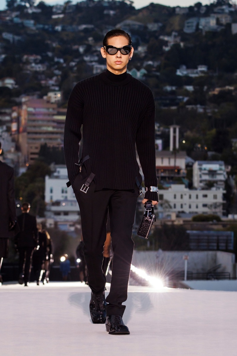 Versace Fall Winter 2023 Mens Collection Runway 005