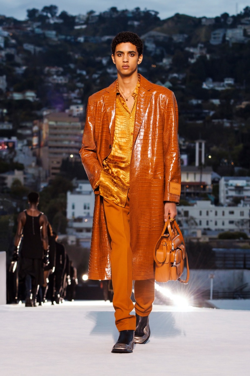 Versace Fall Winter 2023 Mens Collection Runway 017