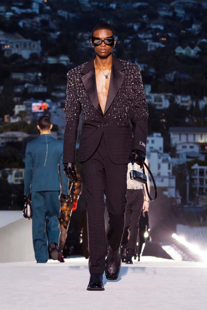 Versace Fall Winter 2023 Mens Collection Runway 024