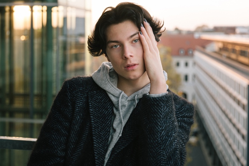Young Man Wearing Nail Polish Gen Z » Gender-Bending Fashion: Breaking Down Barriers Young Man Wearing Nail Polish Gen Z
