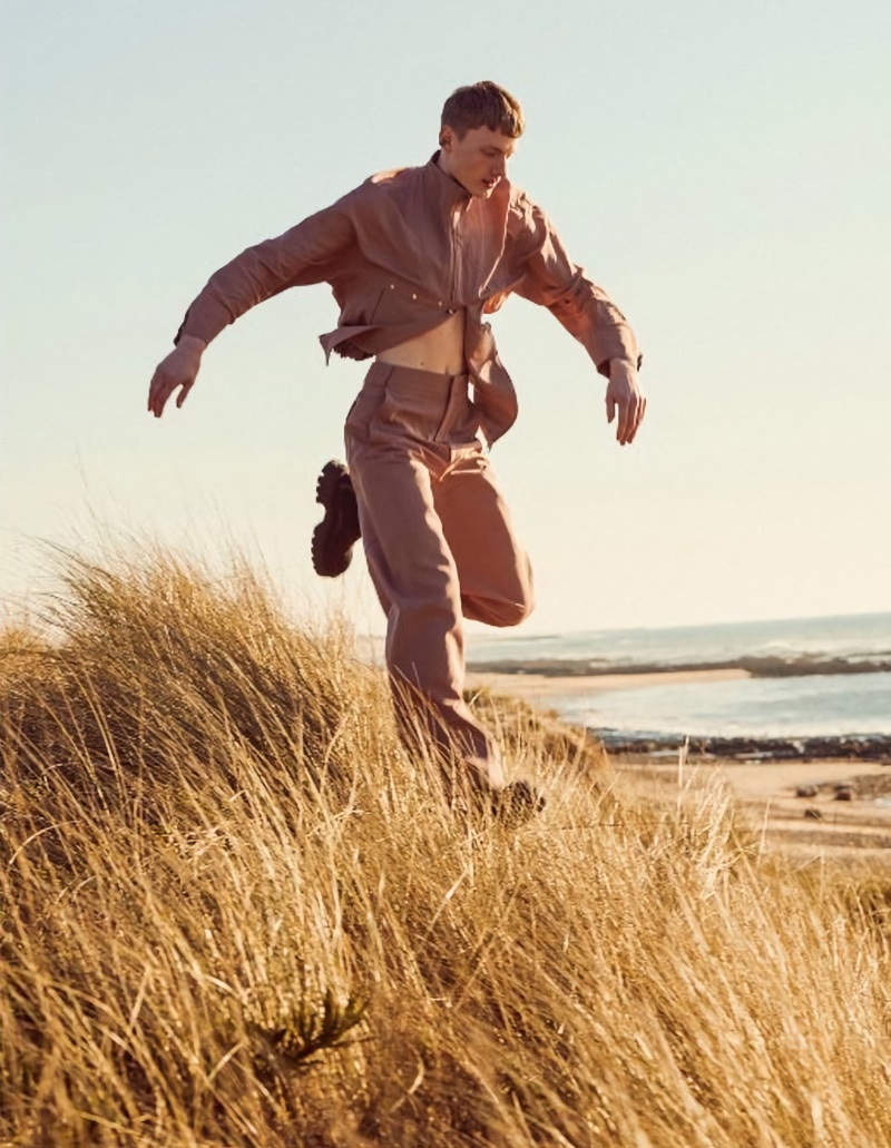 » Braien Embraces Summer's Soft Radiance for L'Officiel Hommes Italia Braien Vaiksaar 2023 LOfficiel Hommes Italia Editorial 002