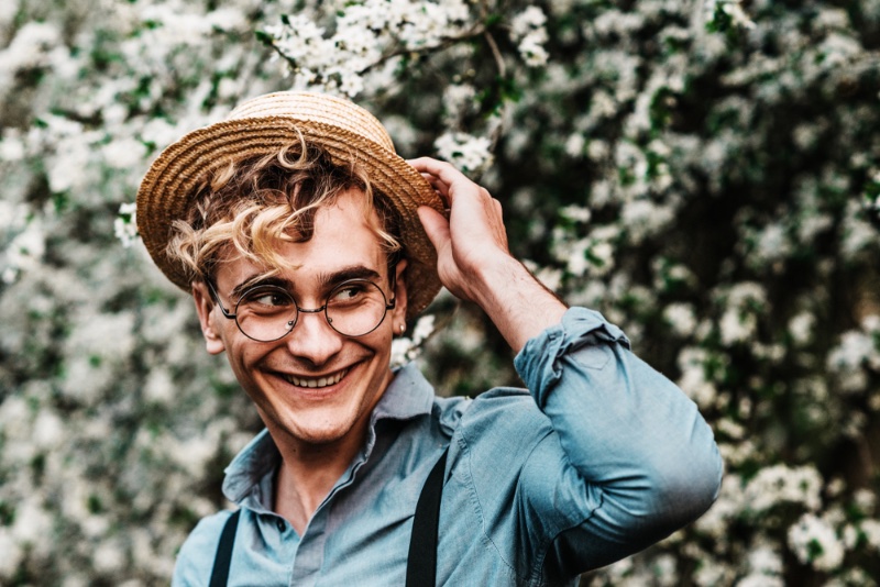Man Wearing Straw Boater Hat » 23 Men’s Hat Styles: Popular Types of Hats Man Wearing Straw Boater Hat