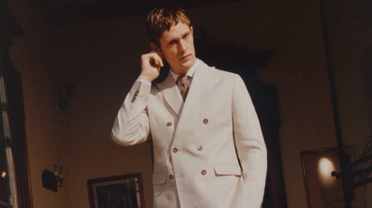 Mathias Lauridsen wears a double-breasted linen suit.