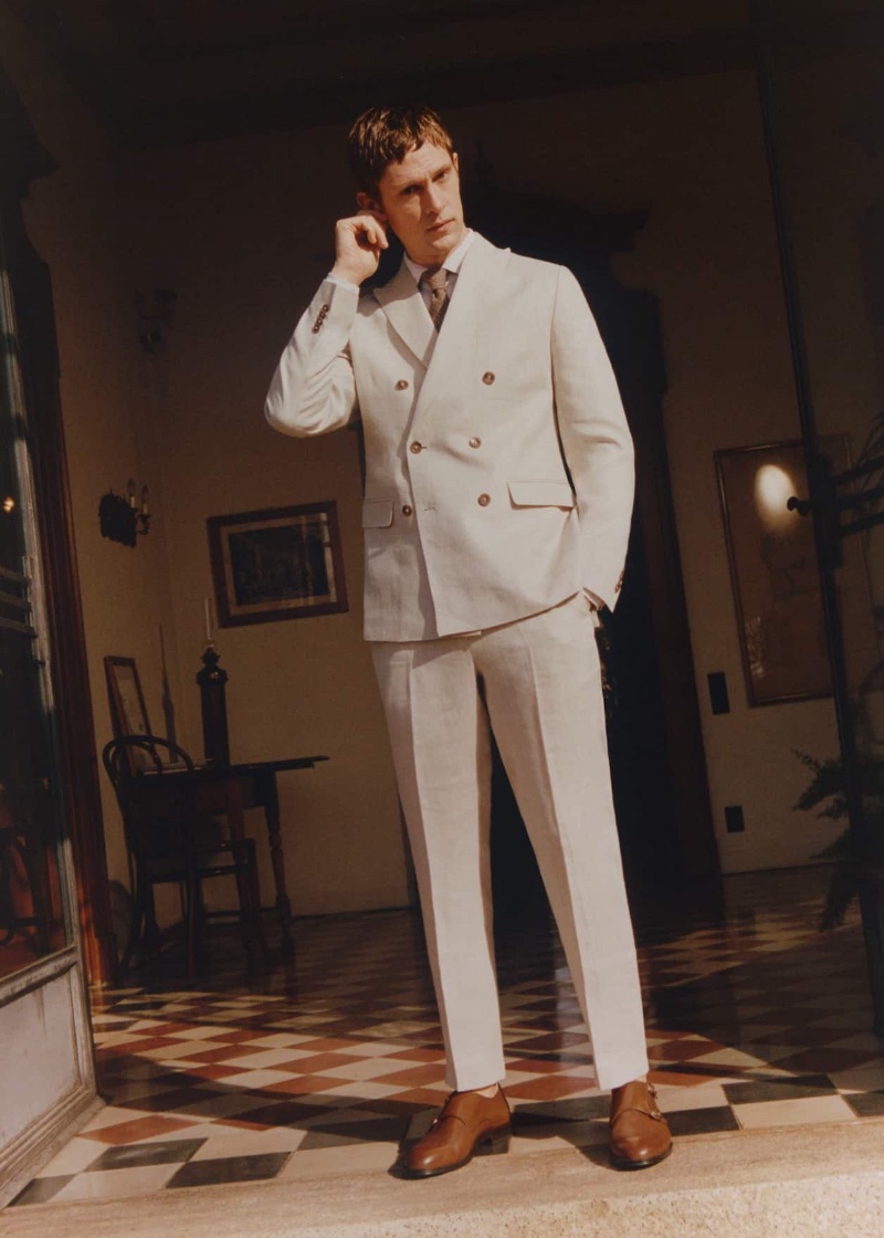 Mathias Lauridsen wears a double-breasted linen suit. 