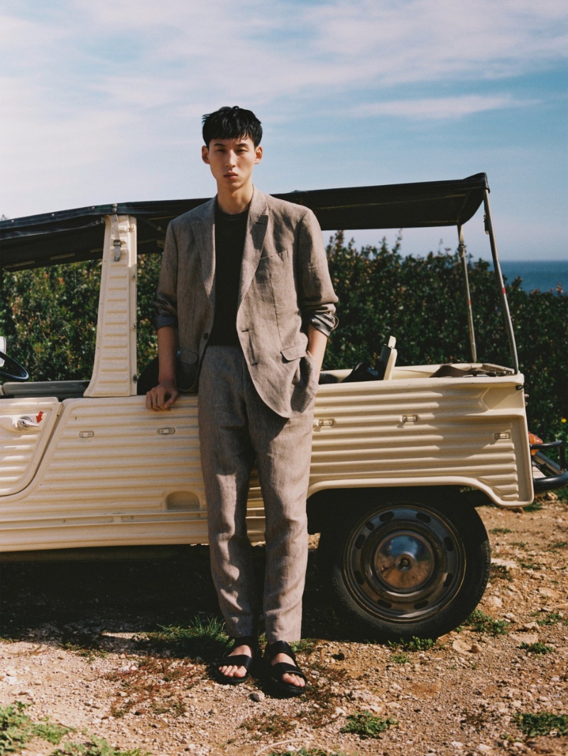 Model Woosang Kim dons a linen suit by Massimo Dutti. 