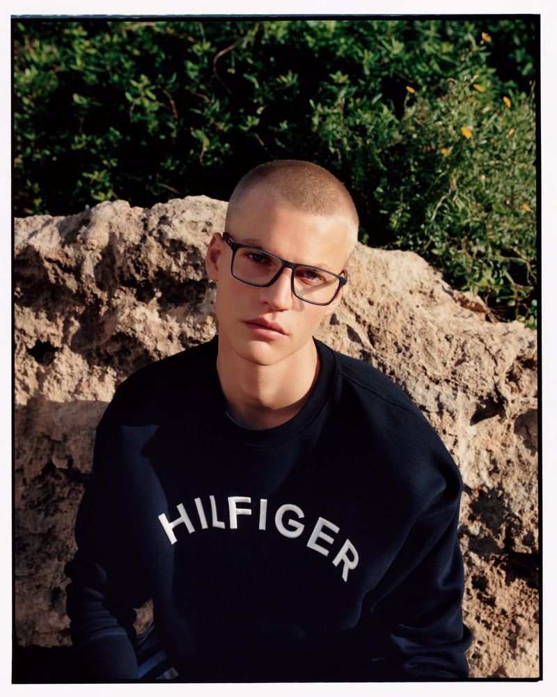 Wearing dark-framed glasses, Timo Pan fronts Tommy Hilfiger's spring-summer 2023 accessories campaign. » Tommy Hilfiger's Stylish New Accessories for Spring Wearing dark-framed glasses, Timo Pan fronts Tommy Hilfiger's spring-summer 2023 accessories campaign.