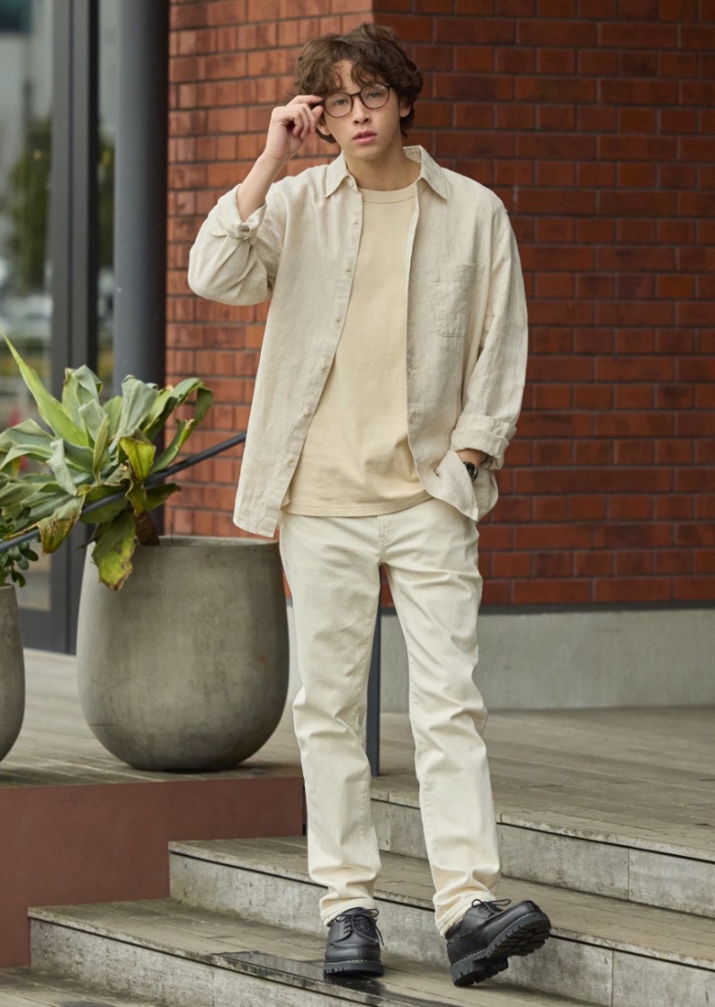 Neutral Color Outfits for Men: Monochromatic style and neutral colors come together for a chic UNIQLO ensemble. 