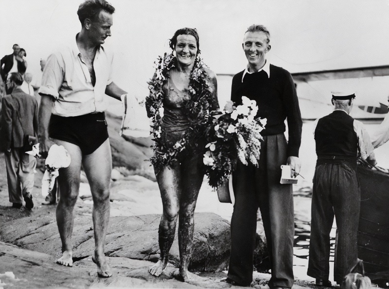 Journalists Sigfrid Bergman and Staffan Tjerneld celebrate with swimmer Sally Bauer after she crossed the Sea of Åland in 1938.