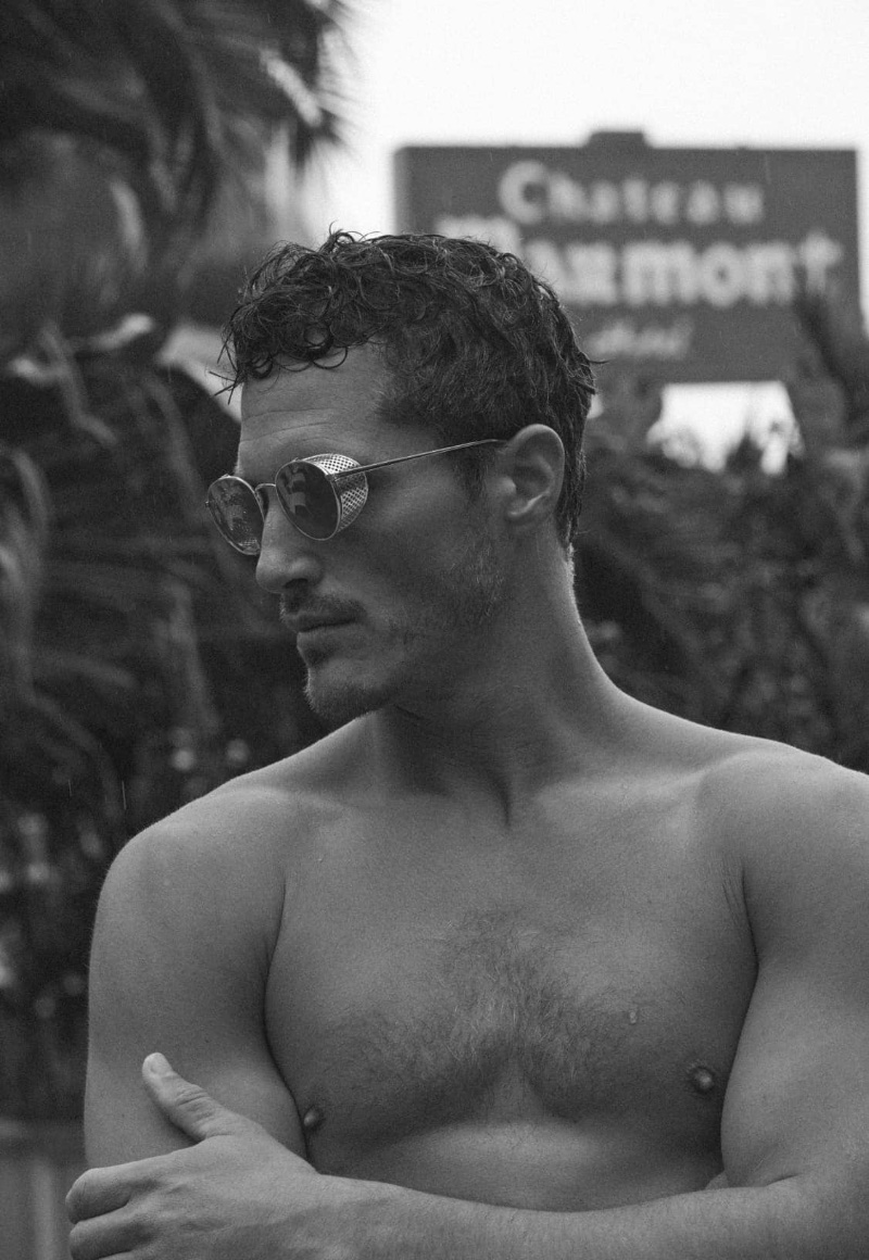 British model Ollie Edwards wears Cesarino-M sunglasses for the Brunello Cucinelli x Oliver Peoples spring-summer 2023 campaign. » Brunello Cucinelli & Oliver Peoples Evoke Old Hollywood British model Ollie Edwards wears Cesarino-M sunglasses for the Brunello Cucinelli x Oliver Peoples spring-summer 2023 campaign.