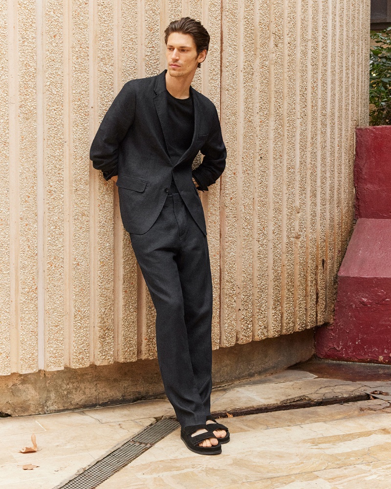 Wearing all-black, Justin Eric Martin dons an unstructured linen suit with a t-shirt. » COS Takes to Marseille with Chic Linen Style Wearing all-black, Justin Eric Martin dons an unstructured linen suit with a t-shirt.
