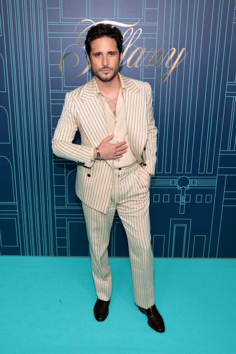 Diego Boneta wears a Giuliva Heritage pinstripe suit to the Tiffany & Co. New York flagship reopening celebration. » Jimin, Jacob Elordi + More Celebrate with Tiffany & Co. Diego Boneta wears a Giuliva Heritage pinstripe suit to the Tiffany & Co. New York flagship reopening celebration.