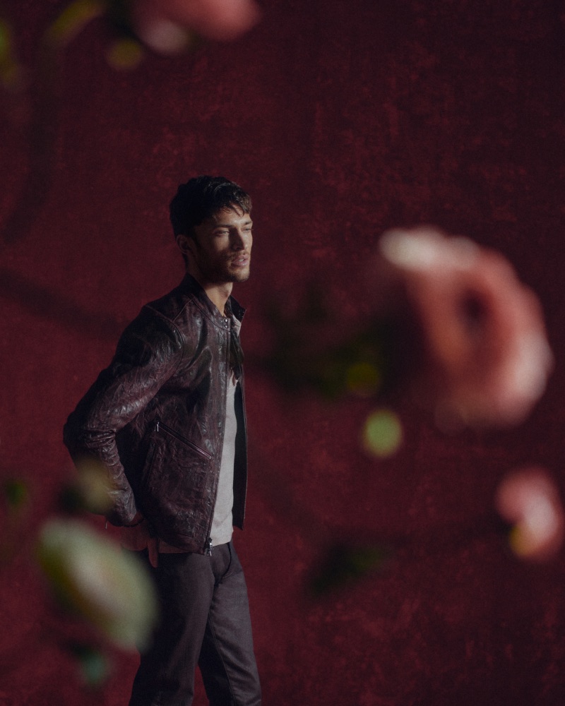 Donning pre-fall 2023 styles, Harvey Newton-Haydon models John Varvatos open weave Leone sweater and JV566 sunglasses. » John Varvatos Pre-Fall 2023: Romance & Reverb Donning pre-fall 2023 styles, Harvey Newton-Haydon models John Varvatos open weave Leone sweater and JV566 sunglasses.