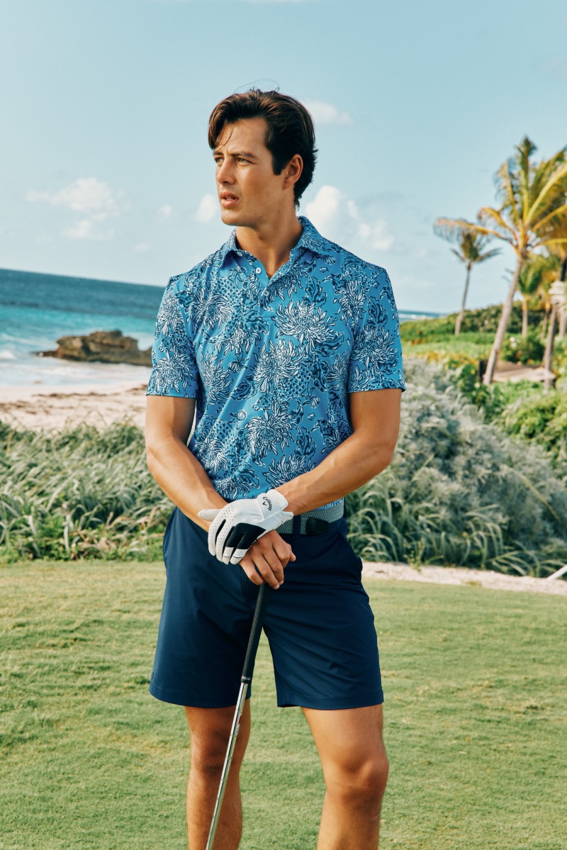 Harry Gozzett luce un polo estampado de la colección Lilly Pulitzer x Southern Tide.