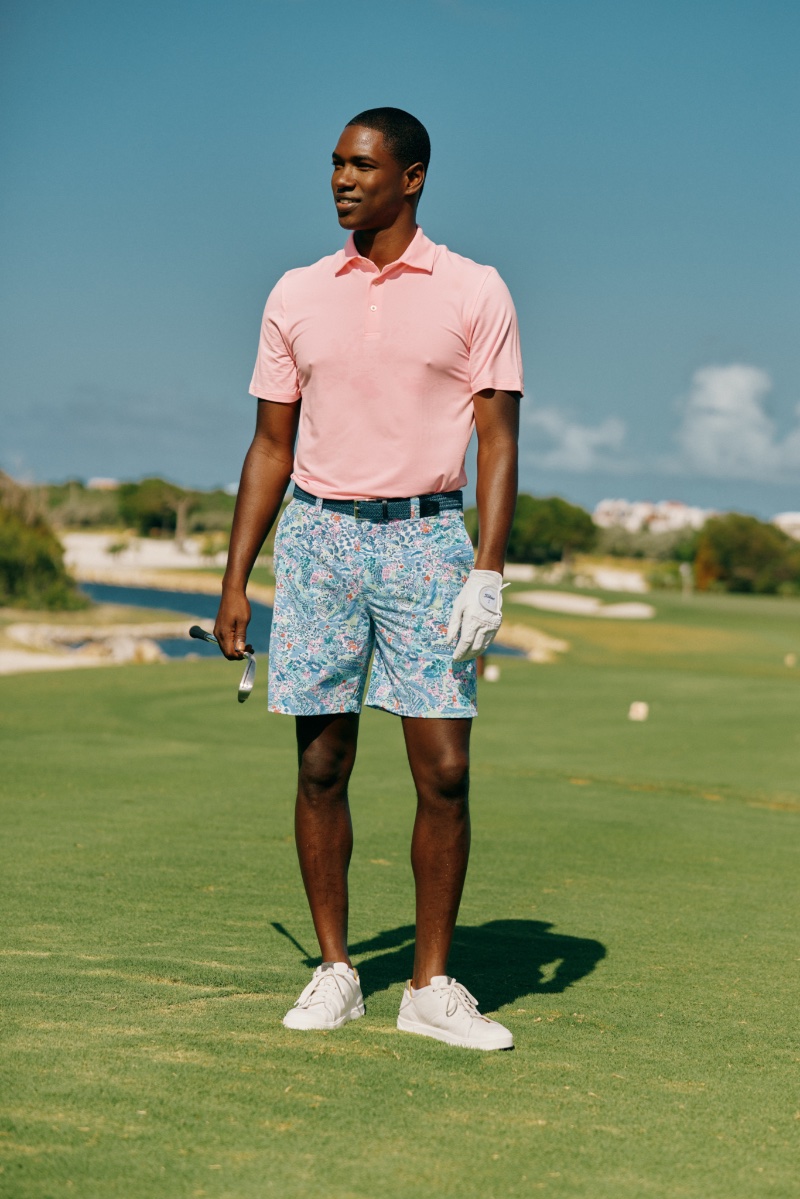 Con un polo rosa, Ronald Epps viste pantalones cortos estampados de la nueva colección Lilly Pulitzer x Southern Tide. 