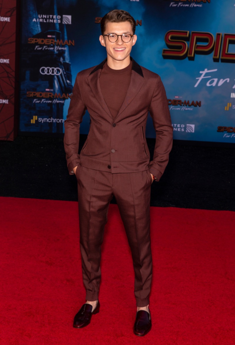 Donning a single color outfit, Tom Holland broke with convention in a burgundy Ermenegildo Zegna jogging suit and matching shirt to attend the Los Angeles premiere of Spider-Man: Far from Home. » Monochromatic Outfits for Men: Mastering Monochrome Donning a single color outfit, Tom Holland broke with convention in a burgundy Ermenegildo Zegna jogging suit and matching shirt to attend the Los Angeles premiere of Spider-Man: Far from Home.