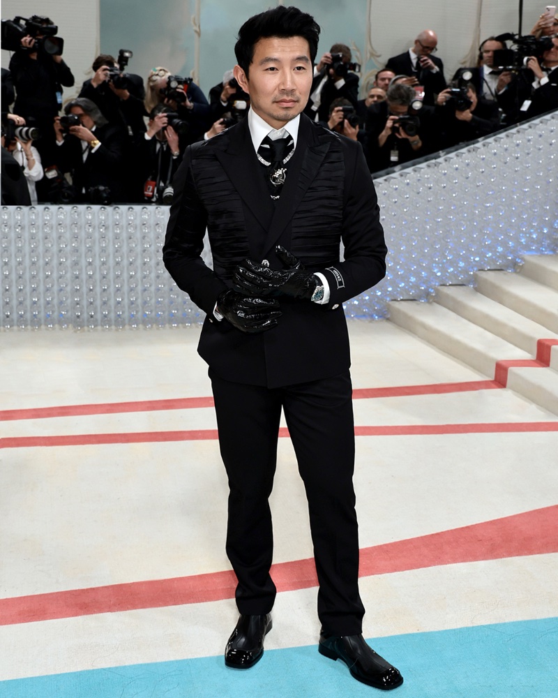 Simu Liu wears Versace to the 2023 Met Gala.