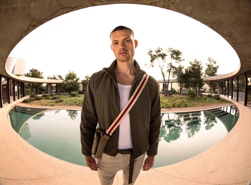 William Los stars in Wormland's spring-summer 2023 campaign. » Wormland Travels to Solo House for Stylish Campaign William Los stars in Wormland's spring-summer 2023 campaign.
