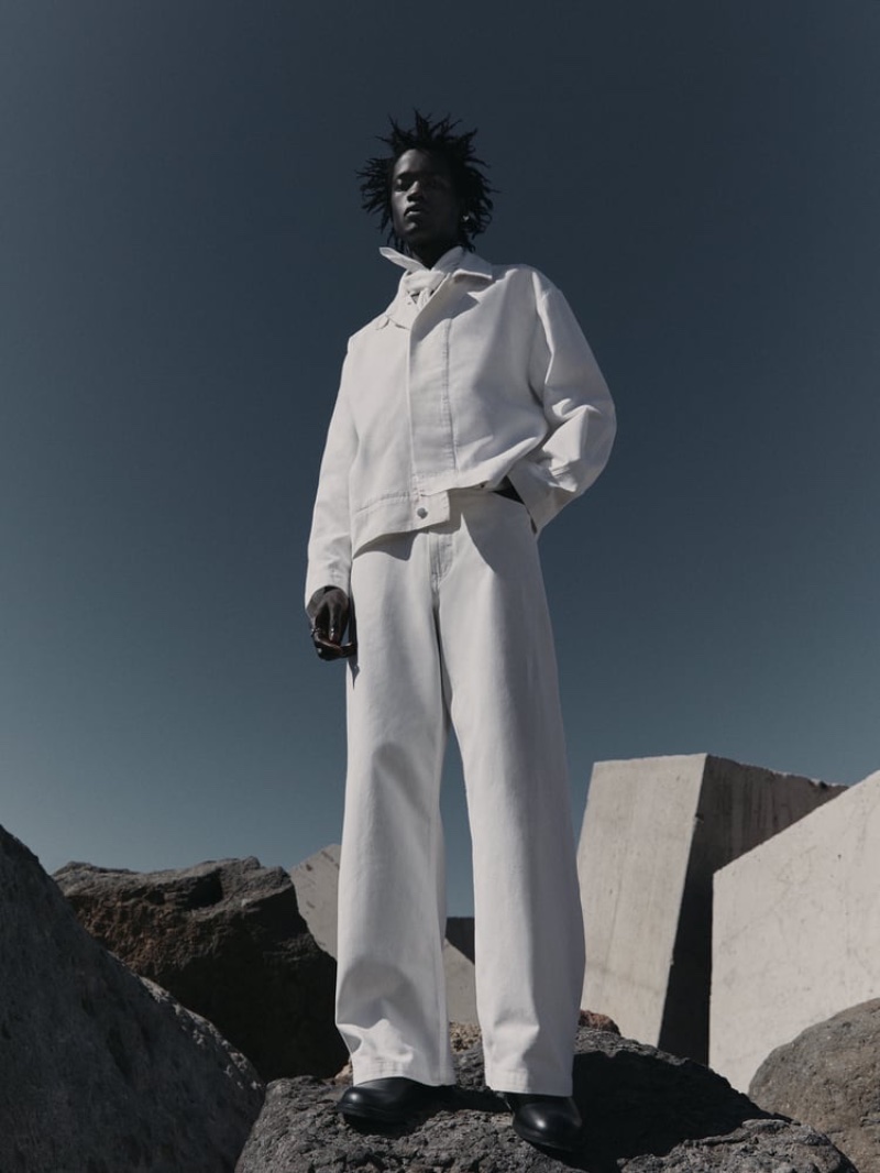 Zakaria Dau models an all-white look from the Zara Edition spring-summer 2023 collection. » Zara Edition: The Art of Tailoring in Permanence Zakaria Dau models an all-white look from the Zara Edition spring-summer 2023 collection.