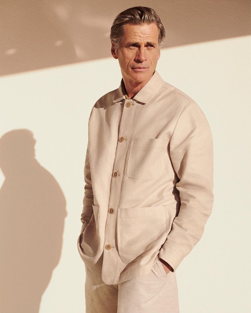 Mark Vanderloo models a monochromatic ensemble in neutral tones for s.Oliver's summer 2023 campaign.
