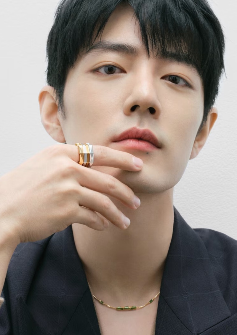 Xiao Zhan wears a ring and necklace for the Gucci Link to Love campaign.