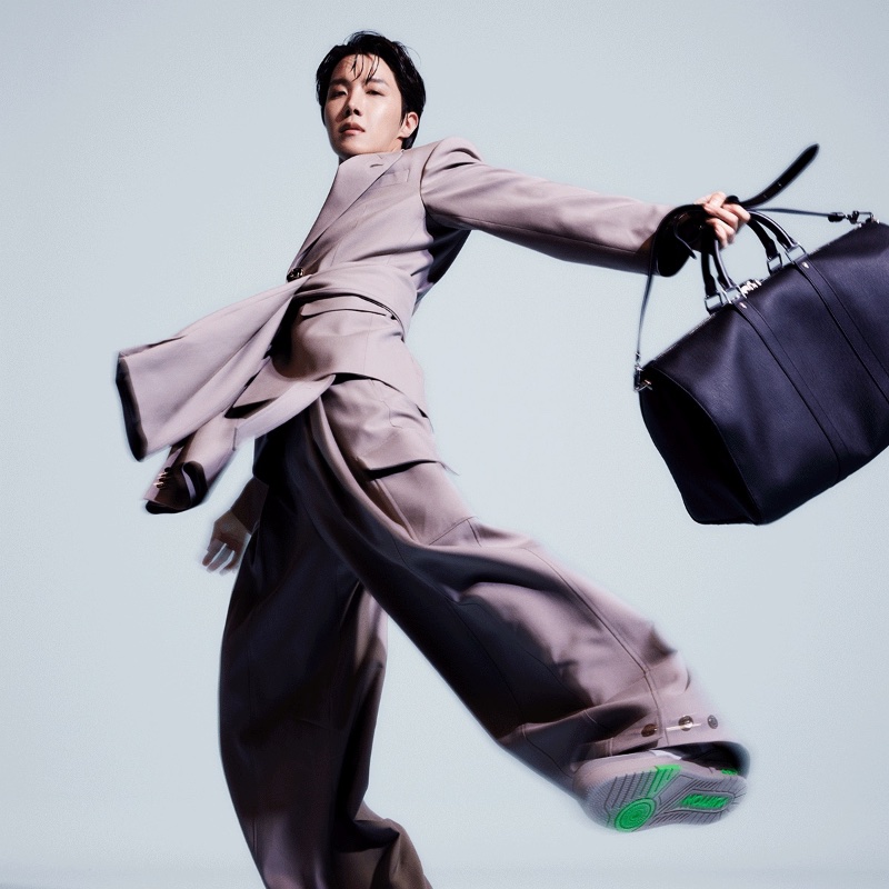 Embracing fluidity, J-Hope shows off his smooth choreography as he fronts Louis Vuitton's keepall campaign. » J-Hope Fronts Louis Vuitton Keepall Campaign Embracing fluidity, J-Hope shows off his smooth choreography as he fronts Louis Vuitton's keepall campaign.