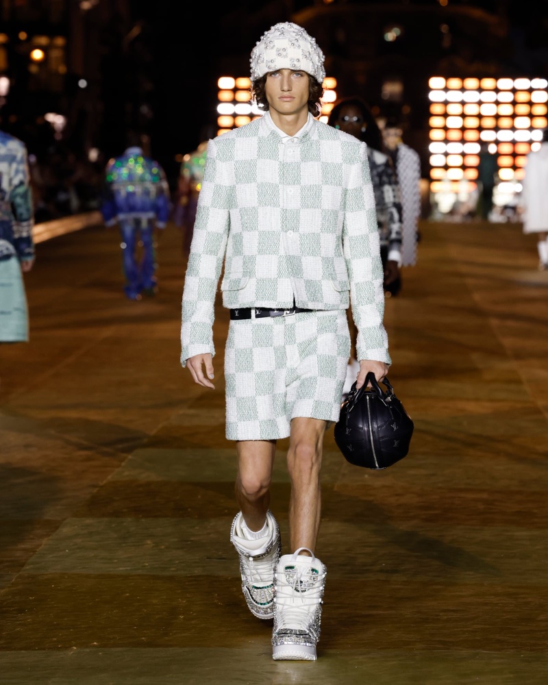Louis Vuitton experiments with varying proportions and scale for its spring-summer 2024 men's collection. » Men's Spring 2024 Fashion Trends: From Minimal to Soft Style Louis Vuitton experiments with varying proportions and scale for its spring-summer 2024 men's collection.