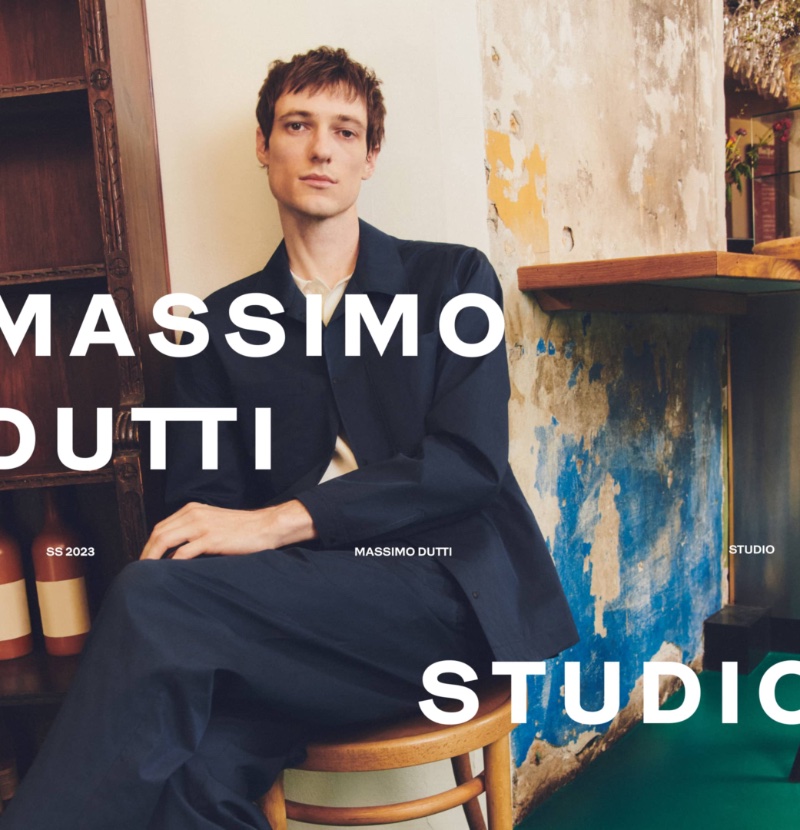 Tommaso de Benedictis wears Massimo Dutti's spring-summer 2023 Studio collection. 