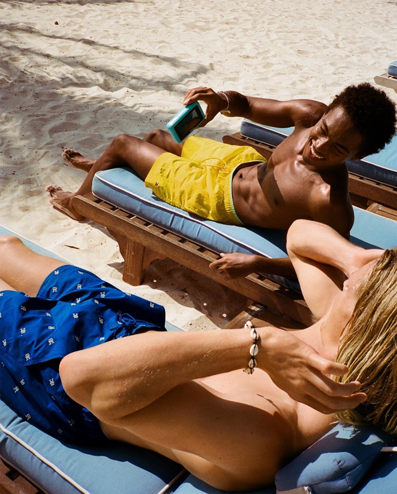 » Tommy Hilfiger's Summer-to-Fall 2023 Style Icons Tommy Hilfiger Summer Pre Fall 2023 Campaign 006