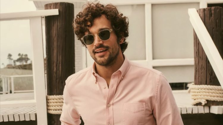 Model Paul Kelly wears UNTUCKit's cotton seersucker shirt.