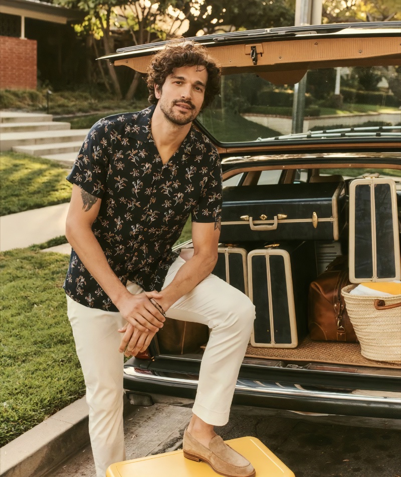 Embracing chic summer style, Paul Kelly dons UNTUCKit's linen Havana short-sleeve Ortega shirt.