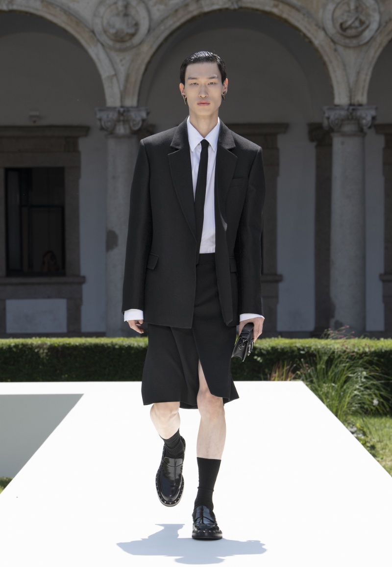 » Valentino Spring 2024: The New Masculine Aesthetic Valentino Spring Summer 2024 Collection Men 014
