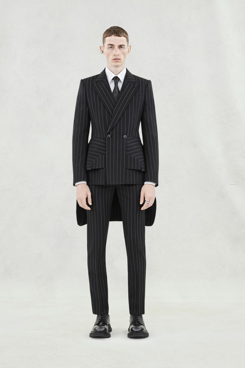» 50+ Luxury Designer Brands for Men: Fashion Label Appeal Alexander McQueen Spring Summer 2024 Men 017
