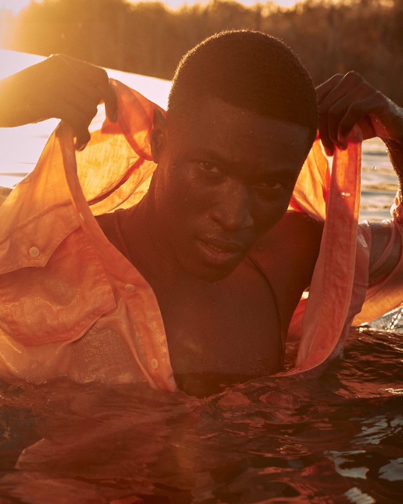 Kwaku Ansong wears a linen shirt for Banana Republic's summer 2023 campaign.