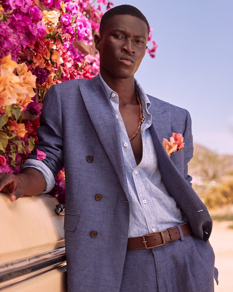 Donning a linen double-breasted blazer, Kwaku Ansong fronts Banana Republic's summer 2023 campaign. 