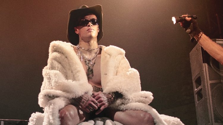 Blanco rocks a suede and shearling oversized coat by Dolce & Gabbana.