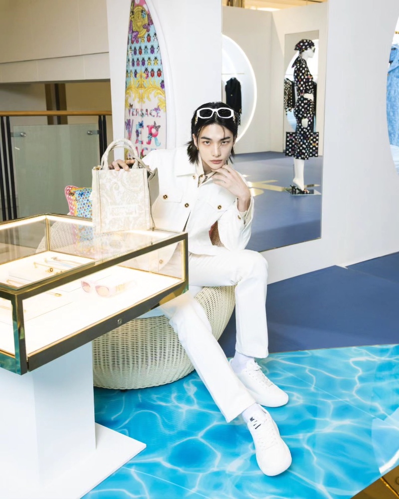 White sneakers complete Hyunjin's inspiring Versace outfit. » Hyunjin for Versace: Global Brand Ambassador White sneakers complete Hyunjin's inspiring Versace outfit.